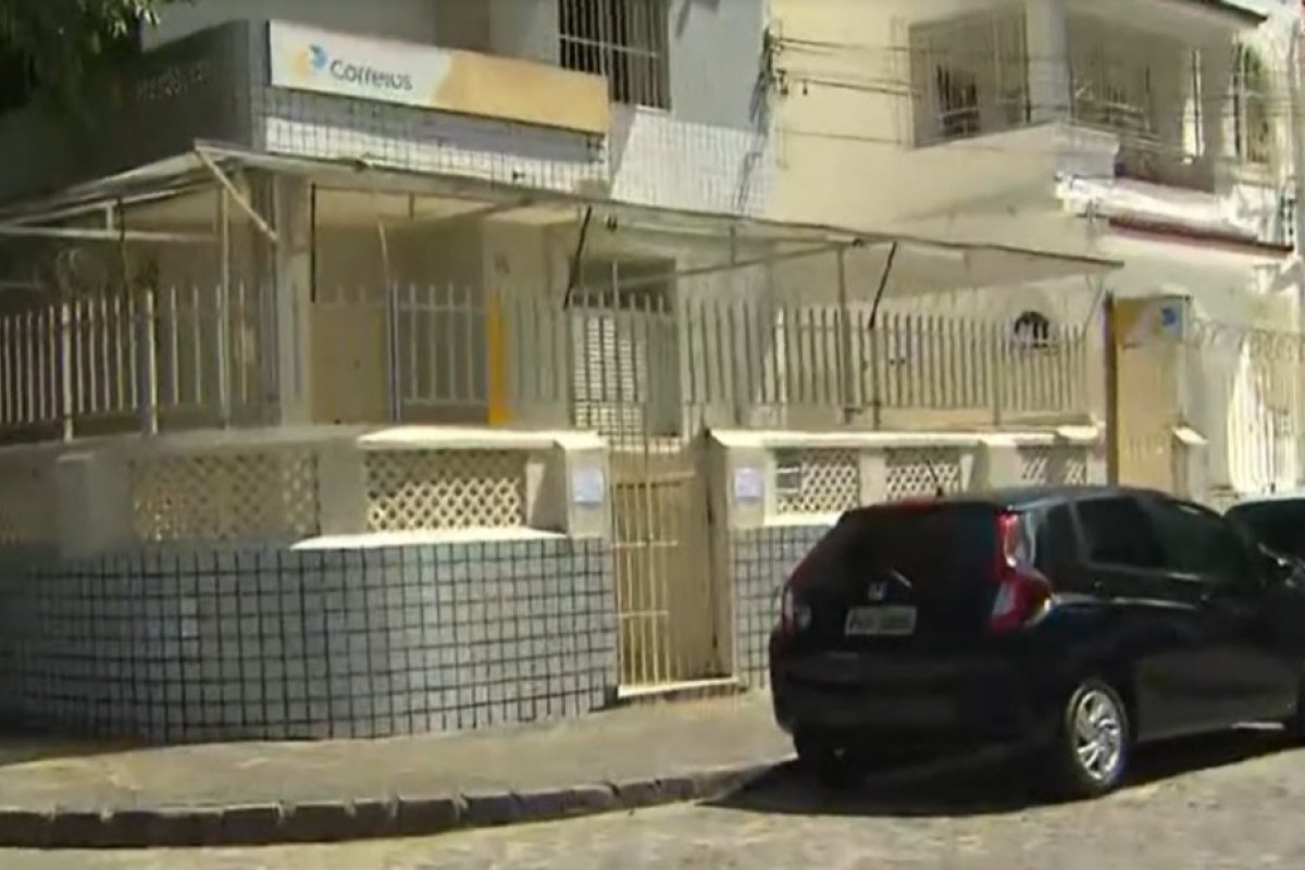 Agência dos Correios é assaltada em Salvador e pessoas são feitas reféns