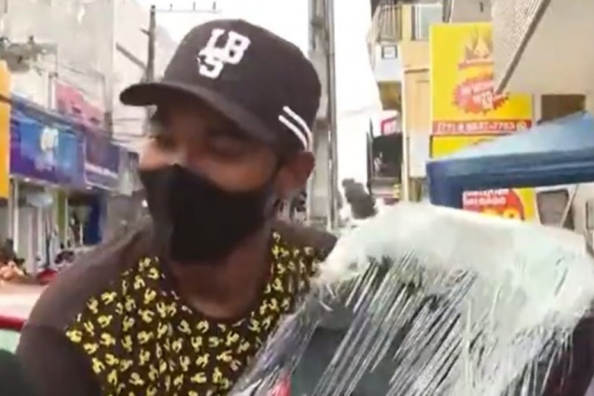 Locutor, que teve caixa de som furtada na Bahia, recebe novo equipamento