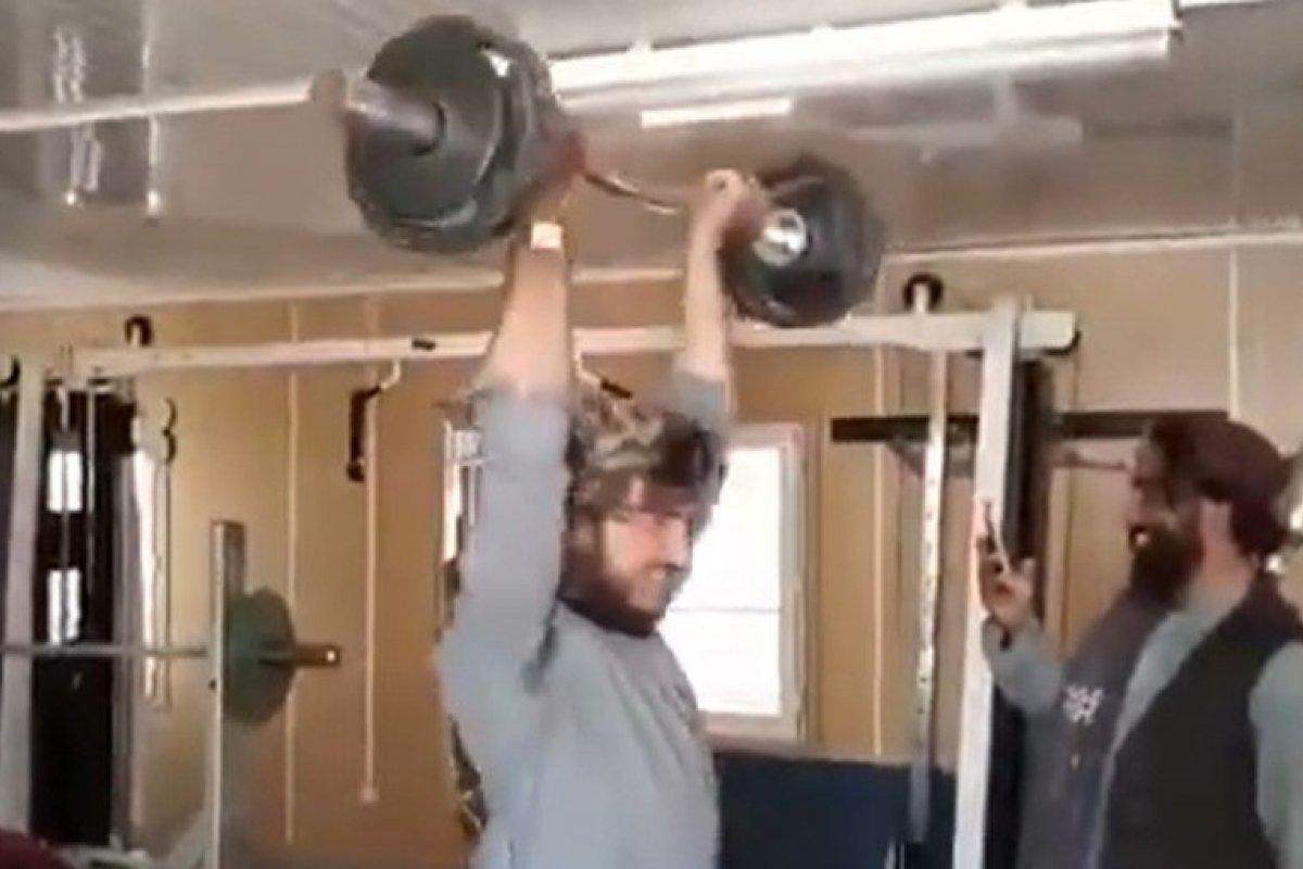 Vídeo: Talibã publica vídeo na academia e bomba na web