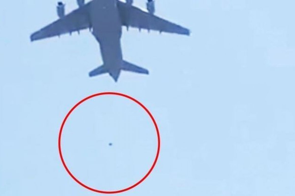 Força Aérea dos EUA investiga 'restos mortais' encontrados no trem de pouso de avião que saiu de Cabul