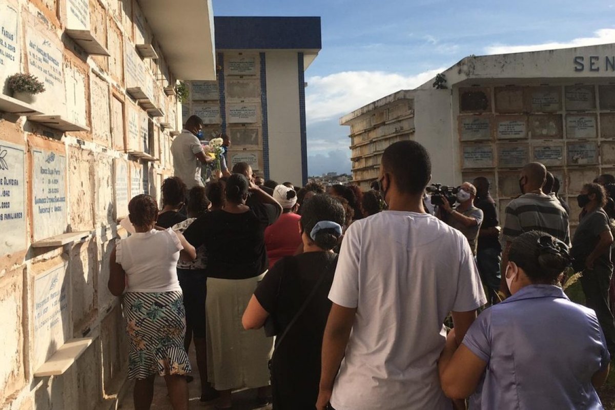Criança morre após ser baleada no bairro de Valéria, em Salvador; sepultamento ocorreu nesta terça-feira (17)