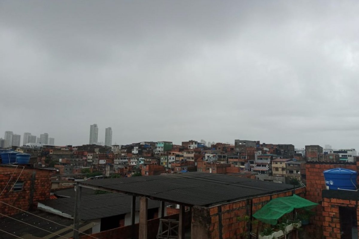 Salvador amanhece com tempo fechado e chuvas isoladas nesta quarta-feira (17)