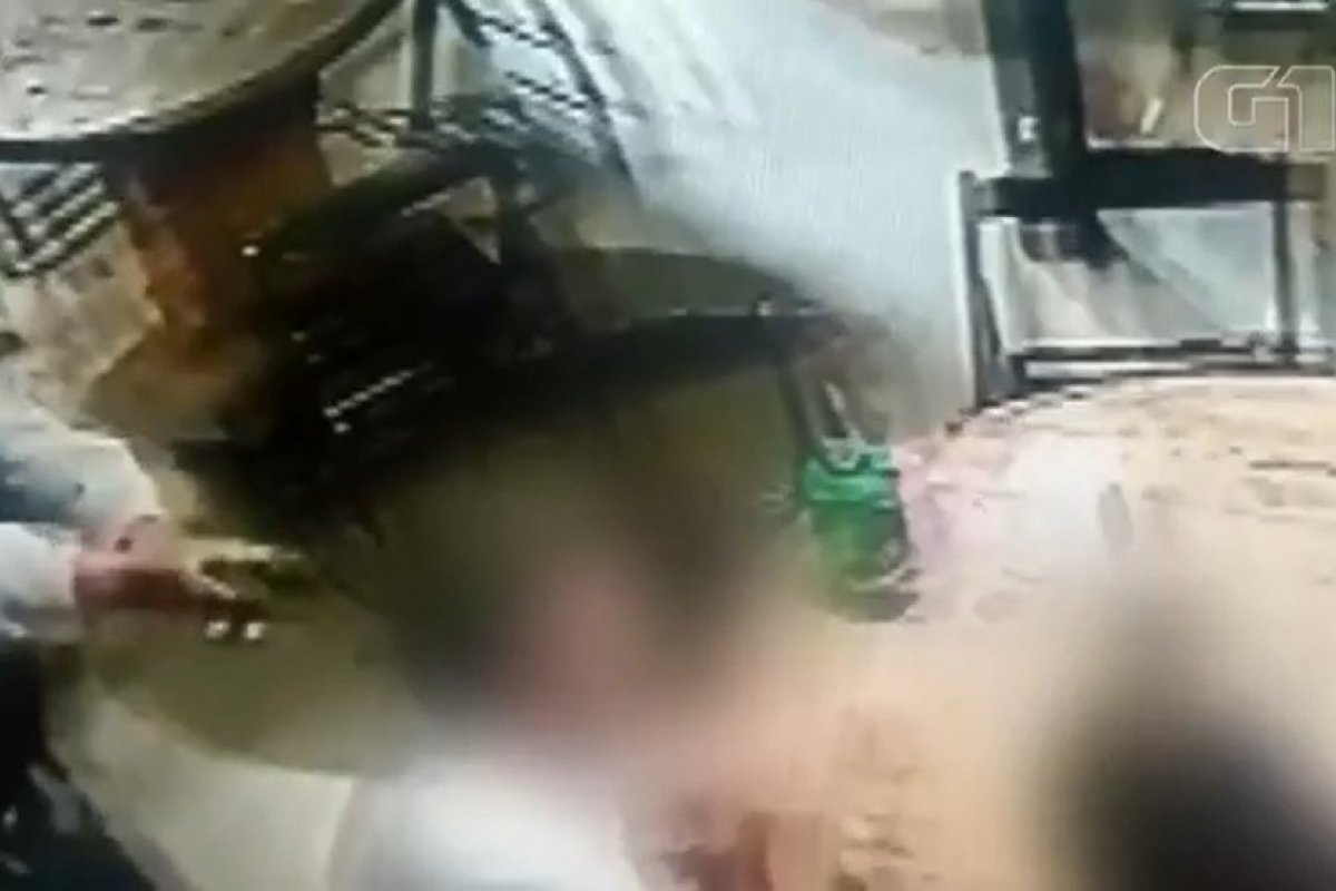 Homem tenta matar professor em bar no sul da Bahia e arma falha três vezes