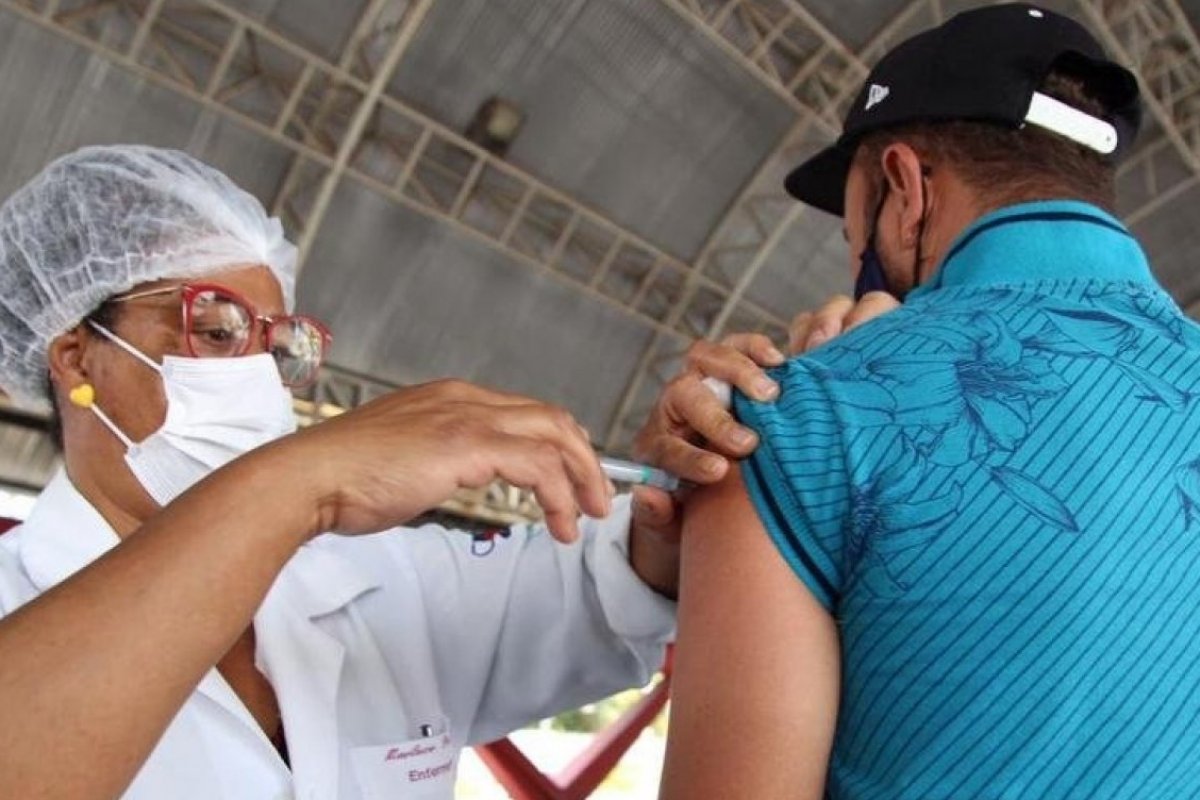 Segunda dose: quase 300 mil pessoas não tomaram na Bahia