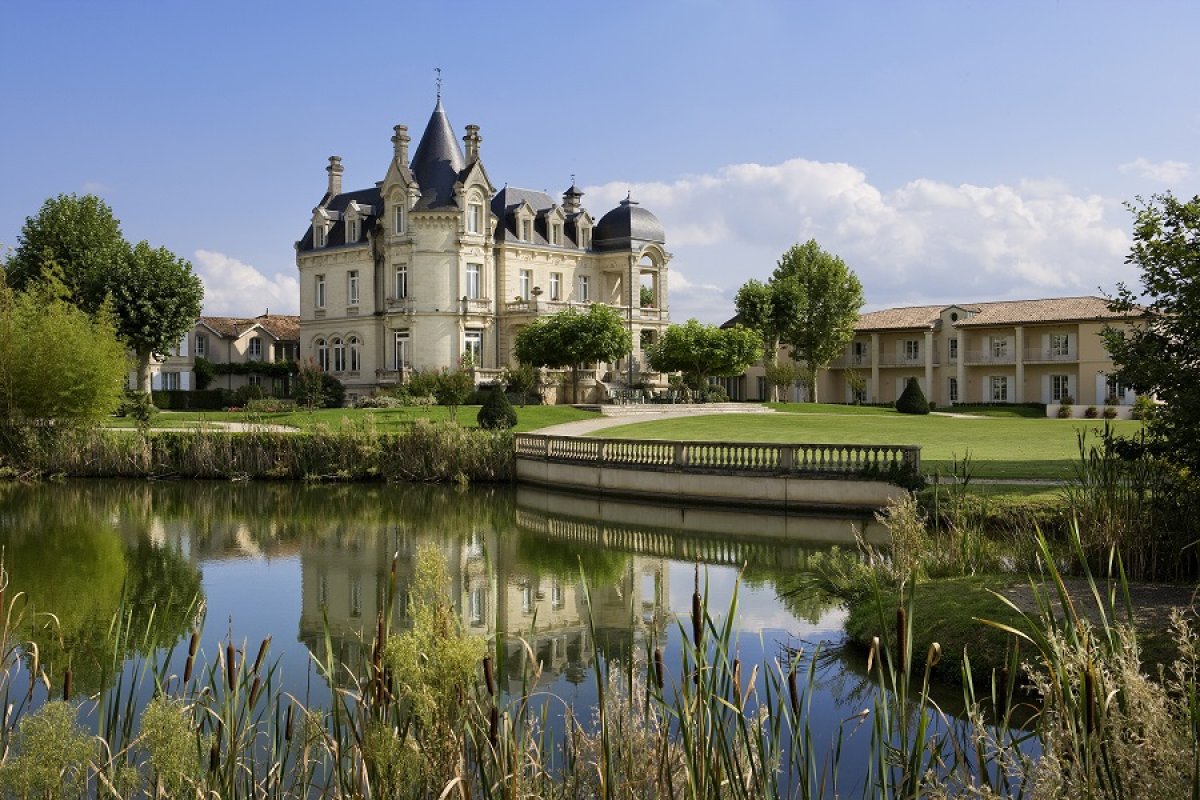 Famosa pelos vinhos, Saint-Émilion encanta quem vai à França