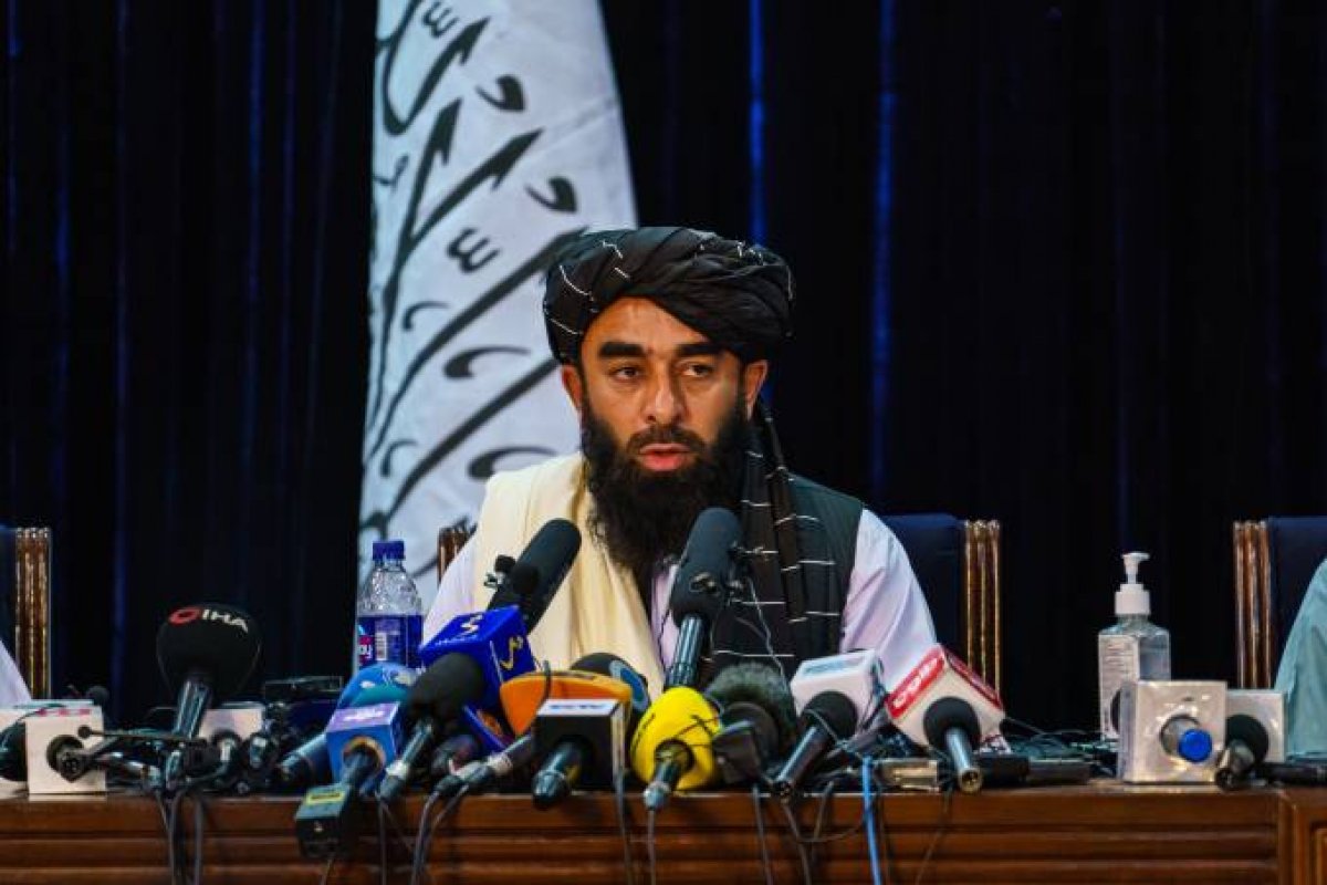 Talibã se reúne com Hamid Karzai, ex-presidente afegão, para transição pacífica