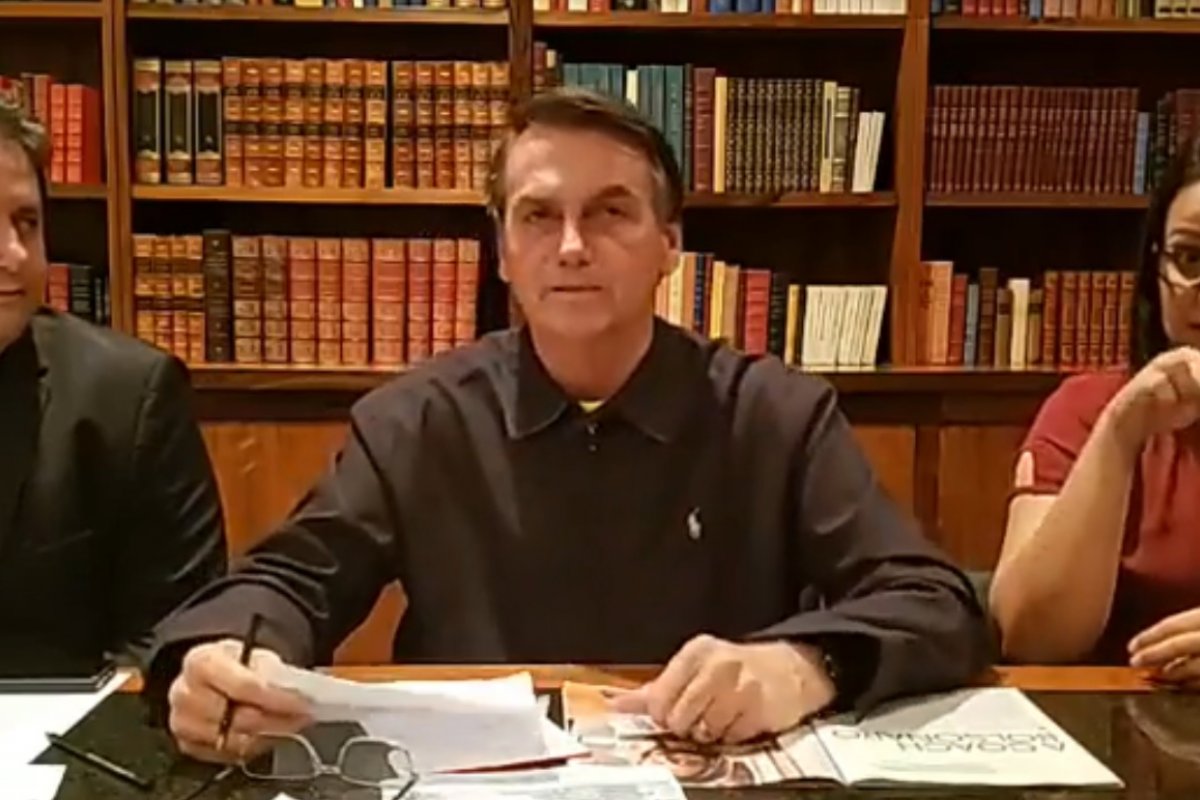 Bolsonaro afirma em live que aumento no preço de combustíveis 'é um abuso'