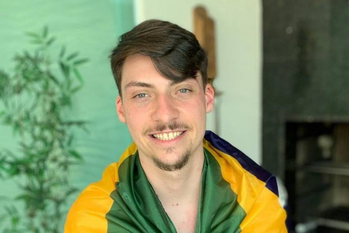 Filho “04” do presidente, Renan Bolsonaro recebe convite para participar do concurso Mister Bumbum