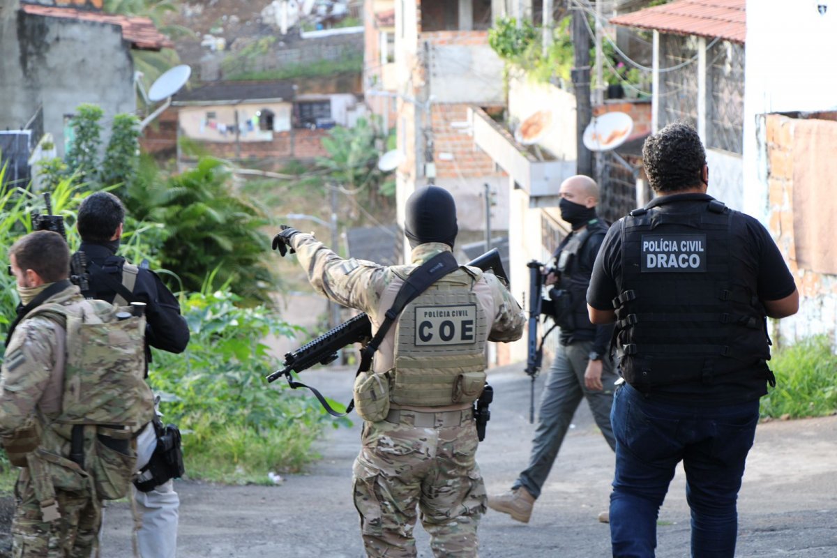 Polícia deflagra operação contra membros de grupos criminosos em Salvador e Lauro de Freitas