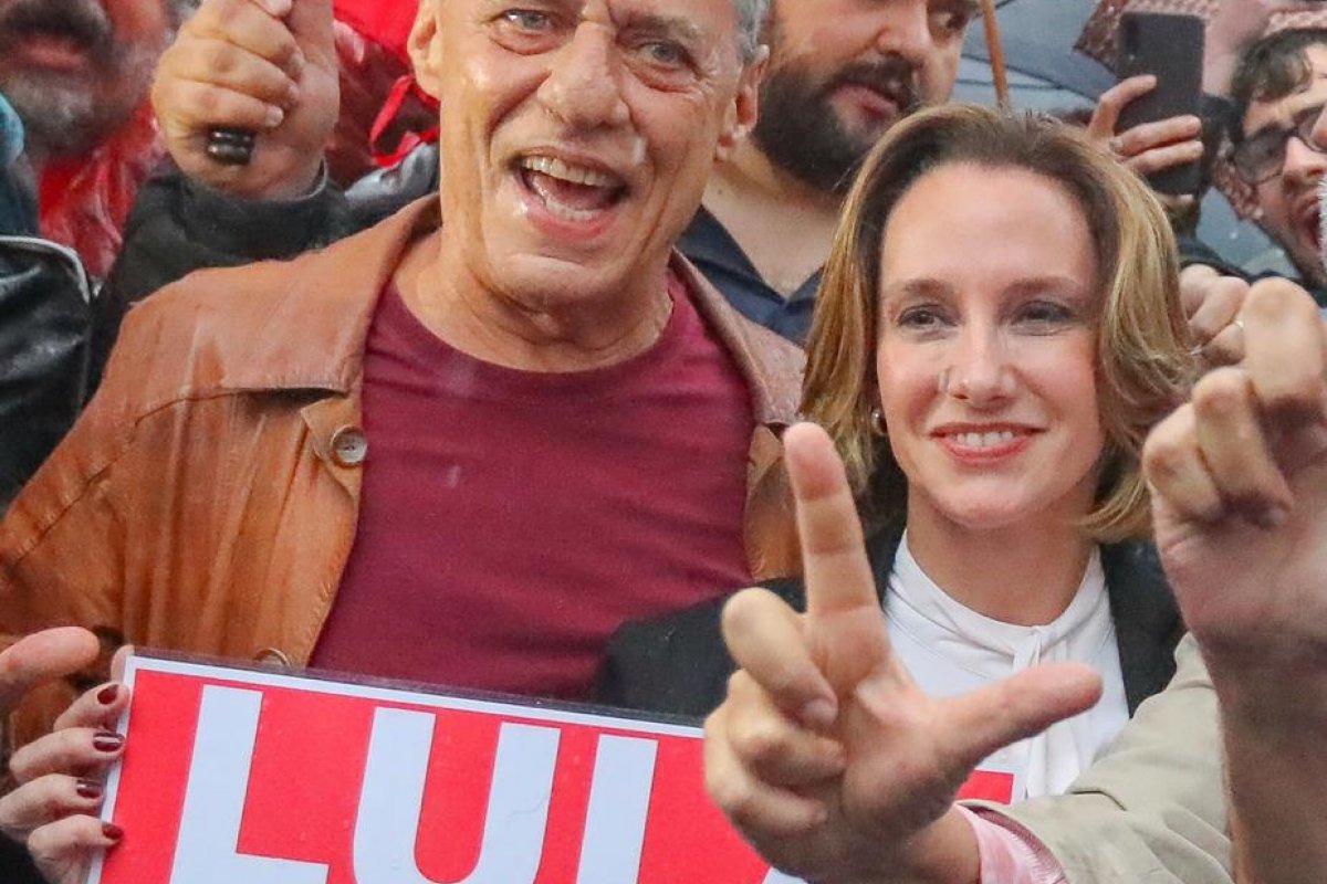 "Disposto e mais jovem", diz Chico Buarque após visita a Lula na cadeia