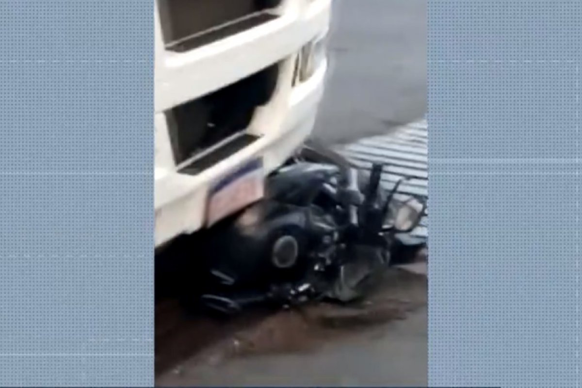 Motociclista e carona saem ilesos após carreta passa por cima de moto, em Ilhéus, no sul da Bahia