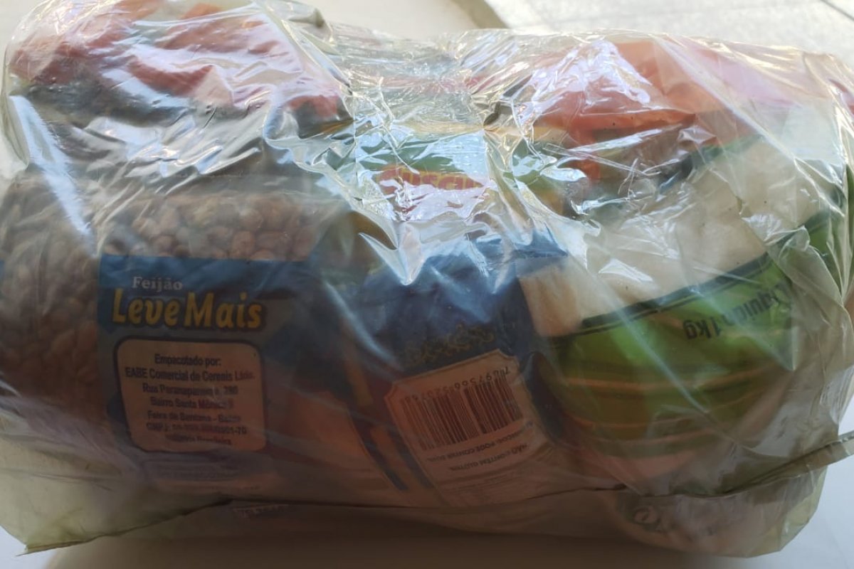 Mães reclamam da mudança da cesta básica distribuída pela prefeitura: "Não dura uma semana"