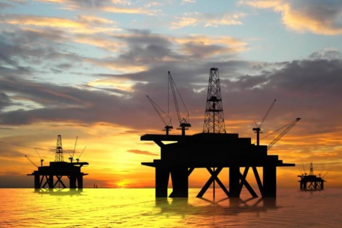 Pressionado por preocupações com demanda, petróleo registra menor queda desde maior