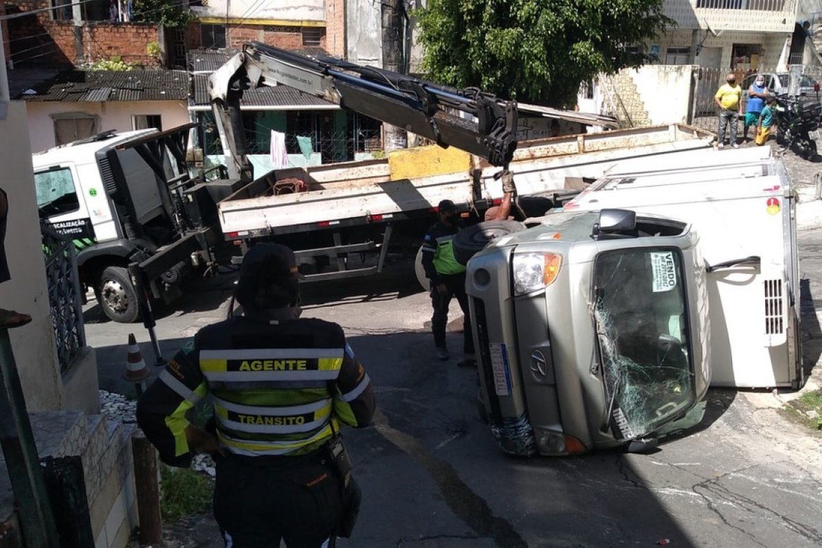 Caminhão tomba no bairro de Matatu de Brotas, em Salvador