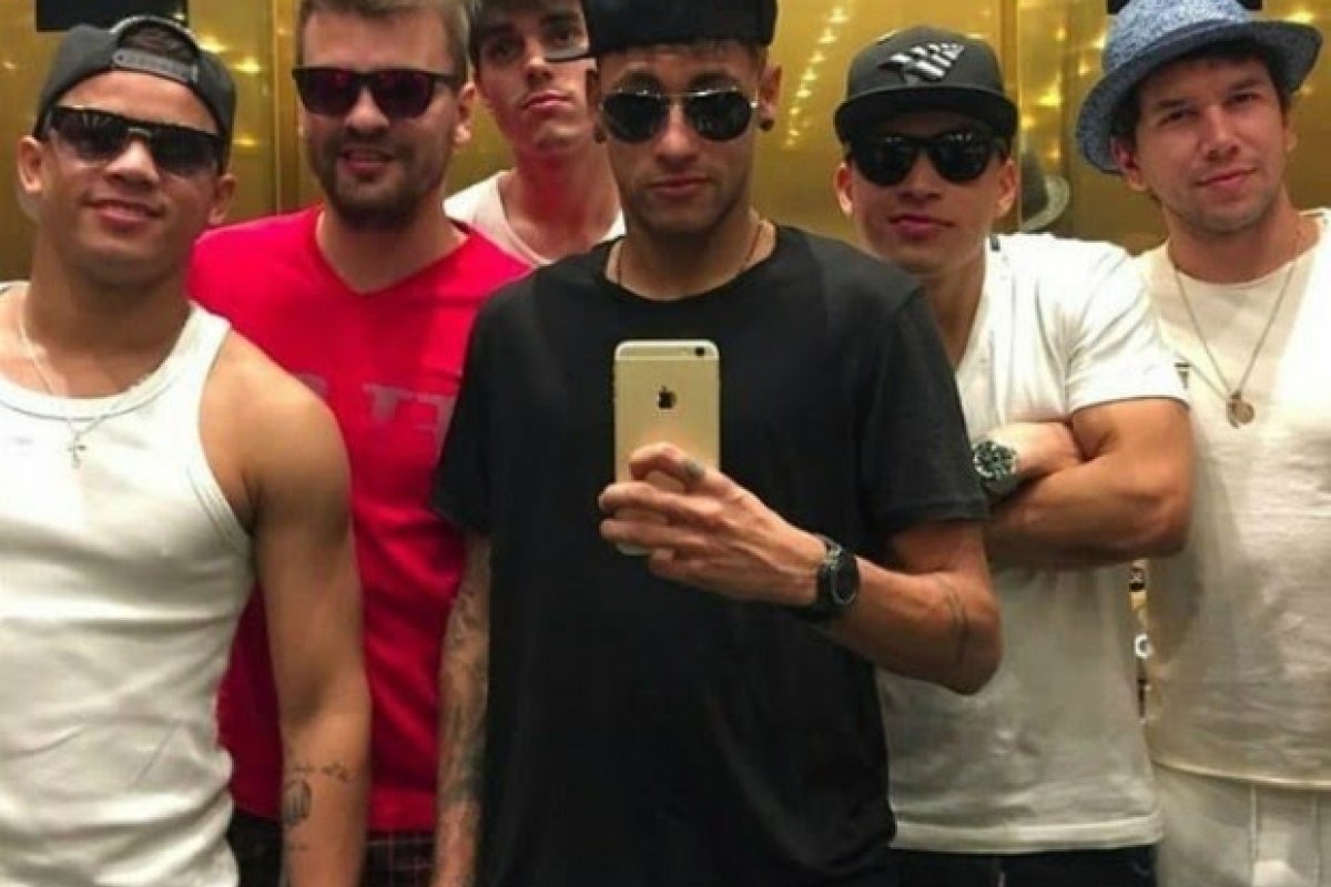 Neymar ironiza divulgação de suposto salário dos 'parças'