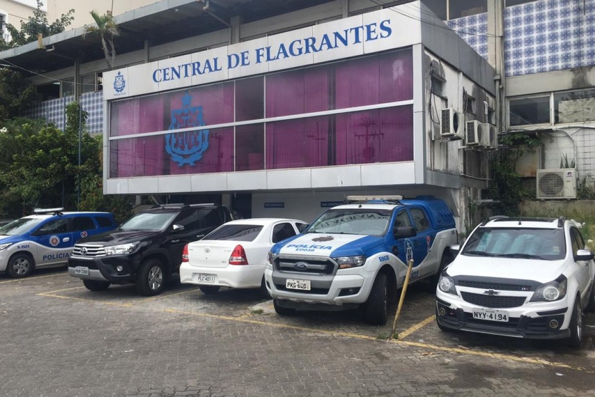 Policial da reserva reage a assalto e é baleado no bairro do Uruguai, em Salvador