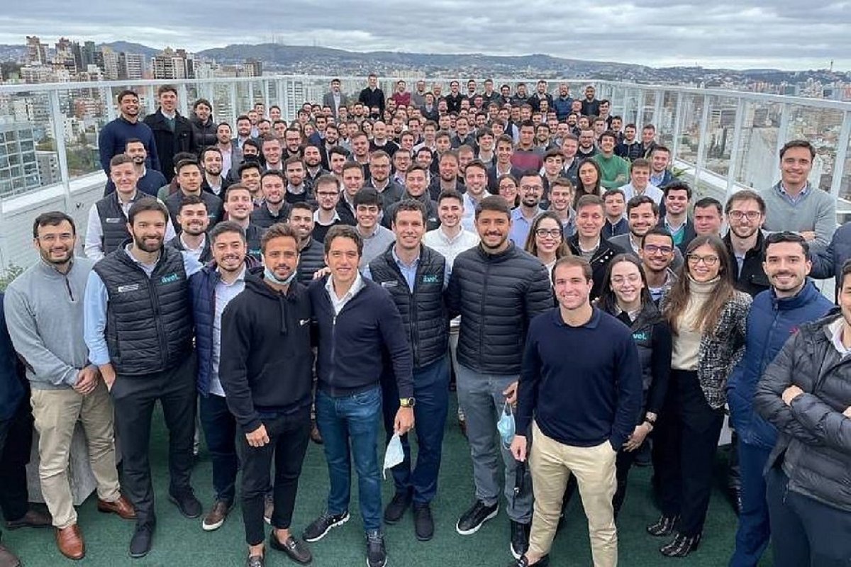 Após foto só com homens brancos viralizar, as empresas XP e Ável são processadas em R$ 10 milhões