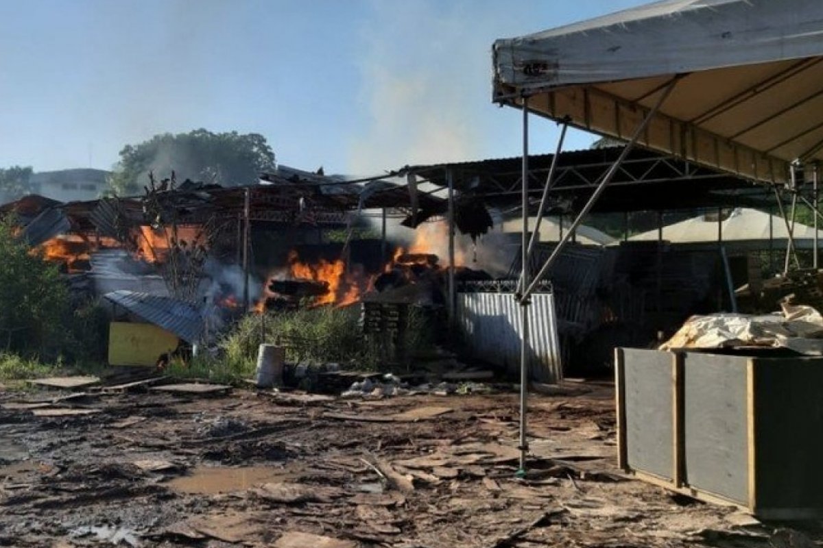 Incêndio em Simões Filho atinge fábrica