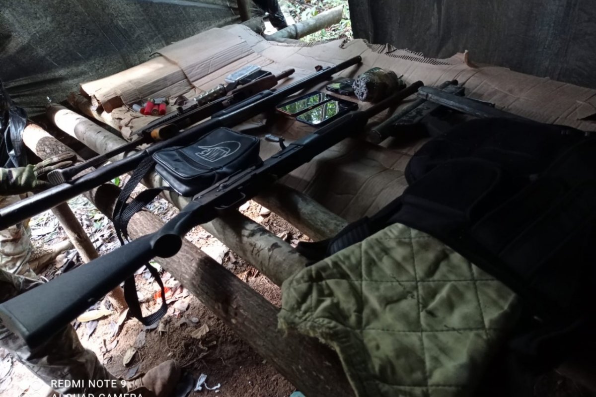 Metralhadoras, munições e dinheiro são apreendidos em acampamento em área de mata