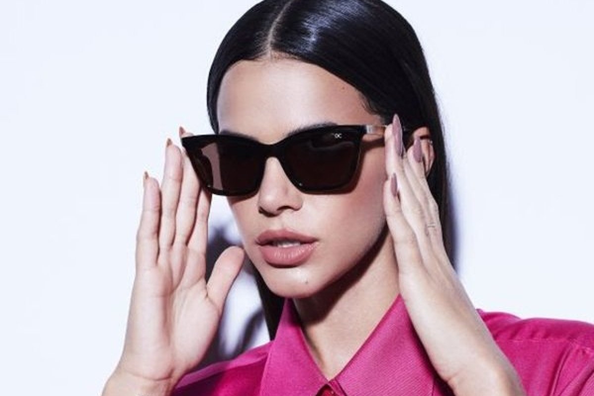 Bruna Marquezine lança coleção em parceria com a Óticas Carol