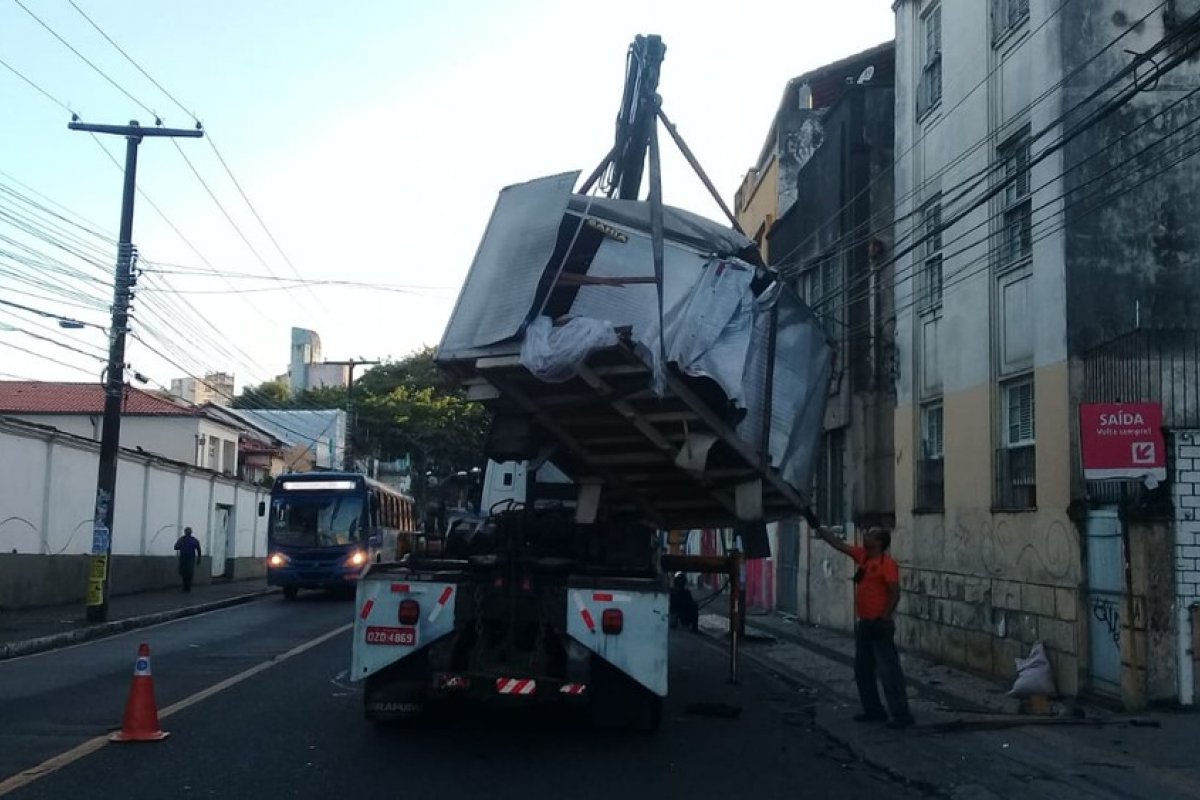 Motorista dorme ao volante e causa acidente na Avenida Joana Angélica