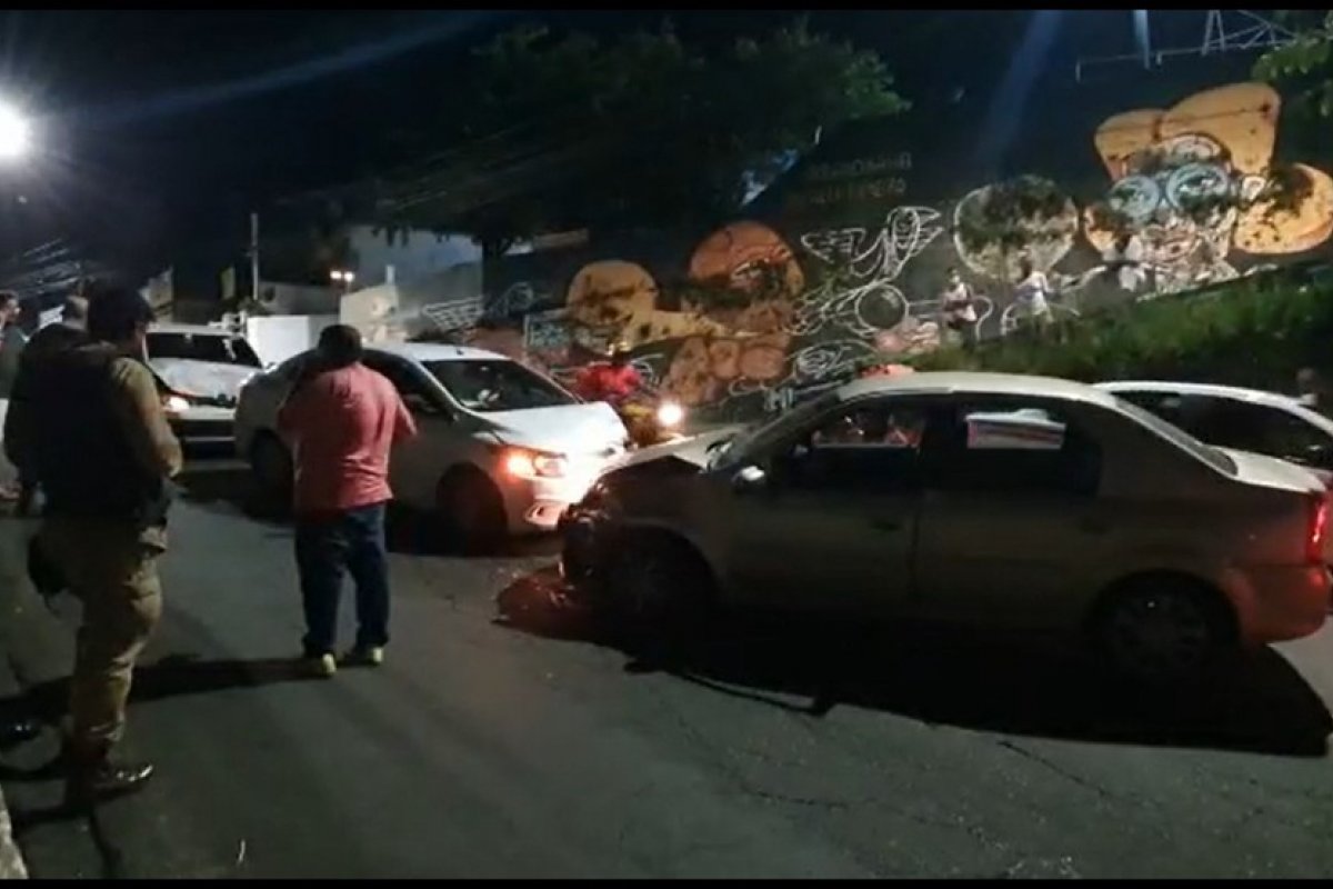 Três carros se envolvem em acidente no bairro da Federação, em Salvador
