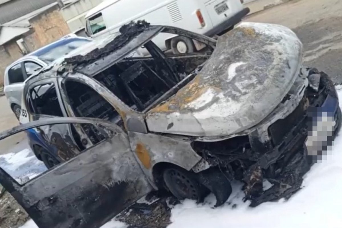 Viatura da Guarda Civil pega fogo e fica destruído em Teixeira de Freitas 
