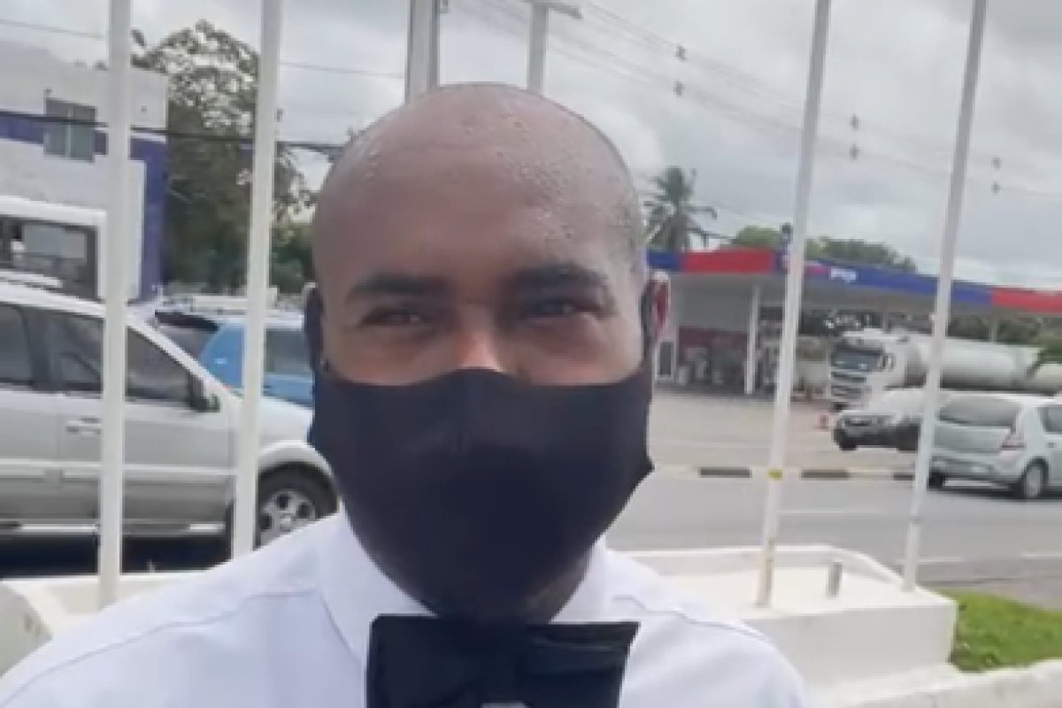 Vídeo: vestido de garçom, vigilante desempregado sustenta família vendendo água na sinaleira