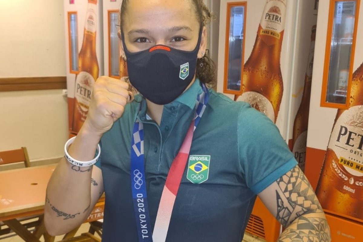 Campeã olímpica Beatriz Ferreira marca presença em shopping de Salvador