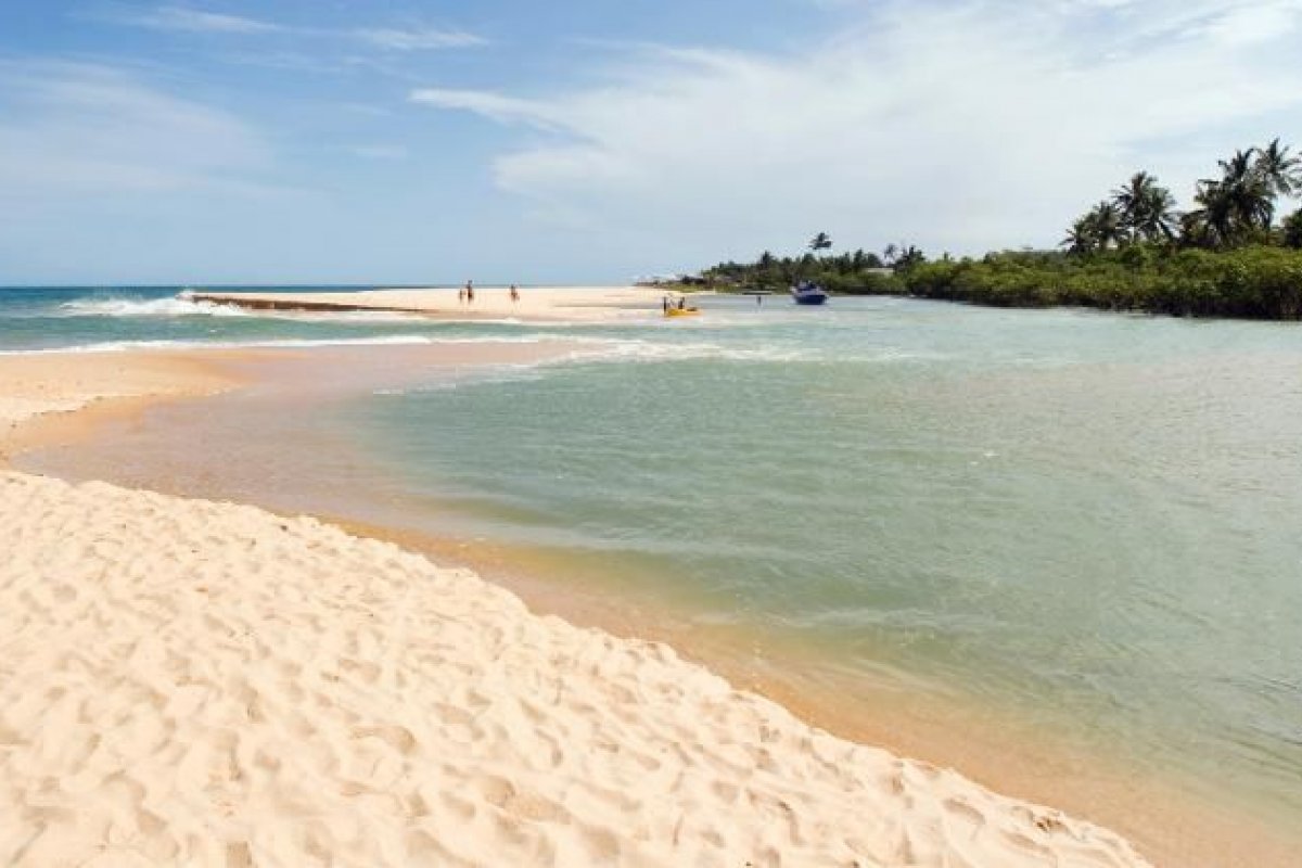 Contato com água de praia contaminada traz risco à saúde