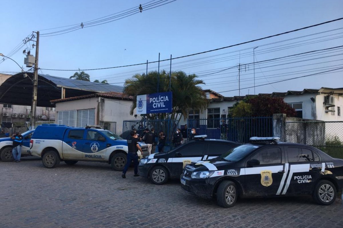 Dois homens são presos por homicídio e tráfico em Santo Amaro