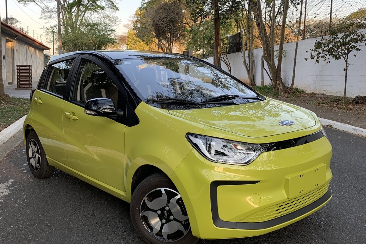 JAC E-JS1: Farol da Bahia testou o elétrico mais barato do país