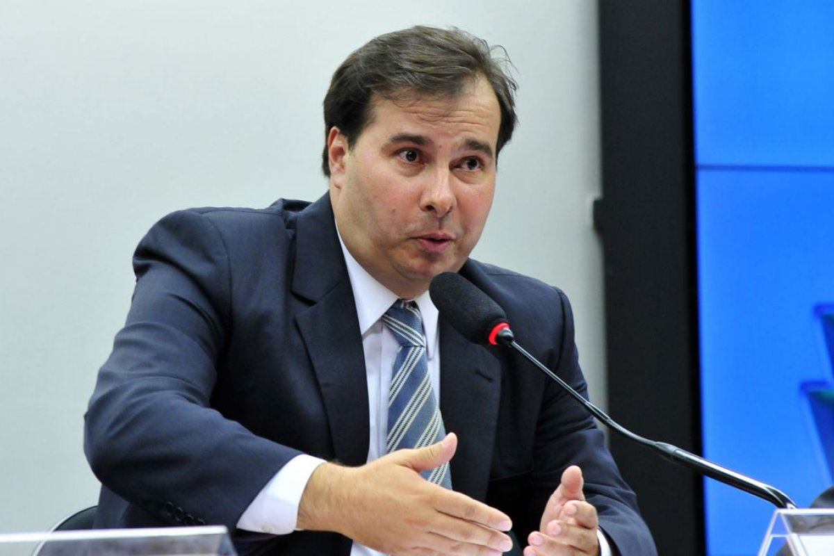 Ações da Sabesp disparam quase 15% após fala de Rodrigo Maia sobre privatização
