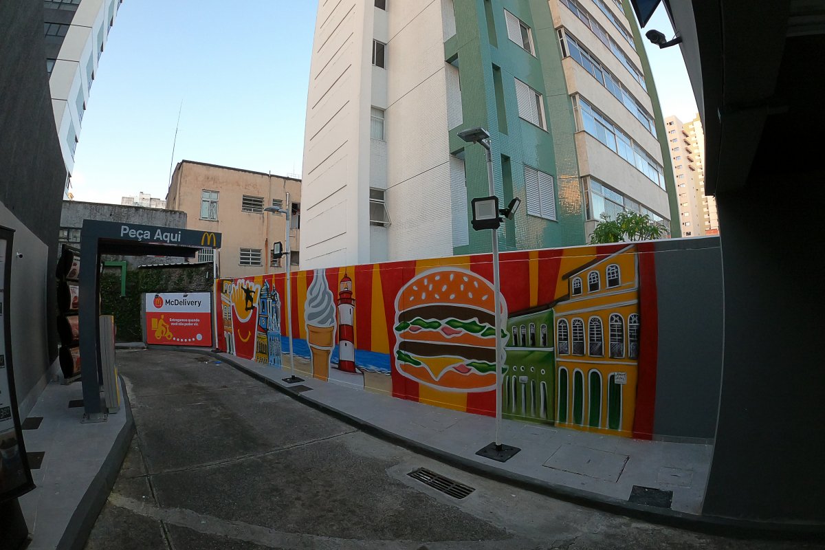 Méqui convida grafiteiros para transformarem o Drive-Tudo de 15 restaurantes pelo Brasil