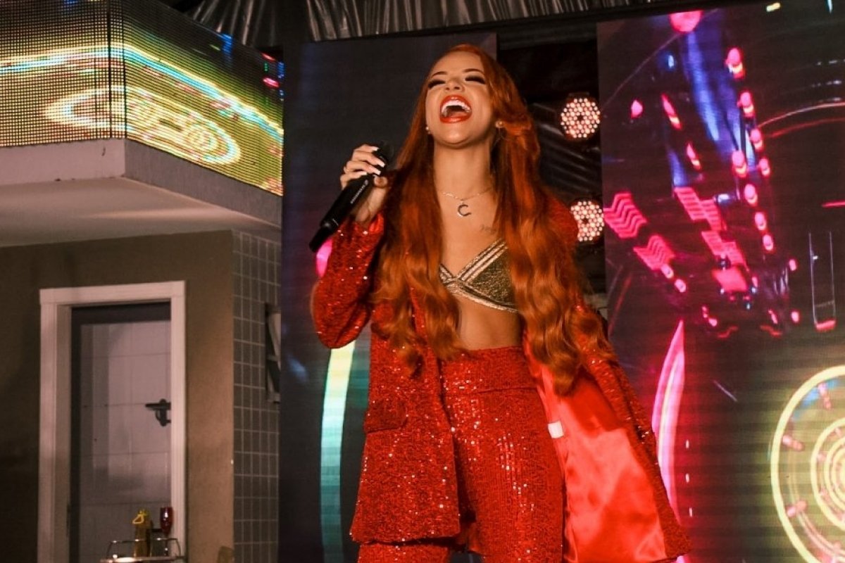 Anna Catarina lança álbum "Anna In Casa", com sucessos gravados à beira da piscina