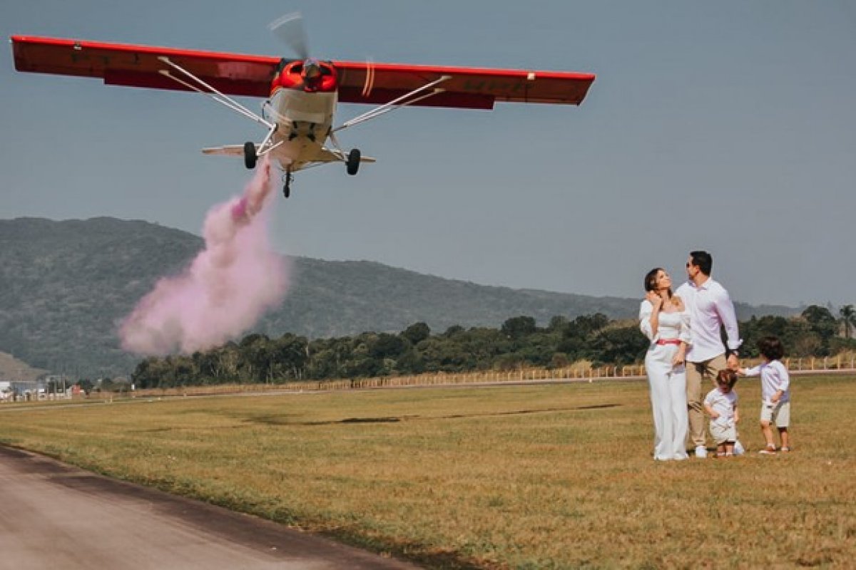Pastor Deive Leonardo usa avião para chá revelação