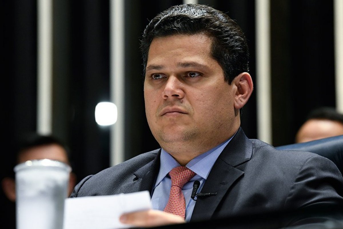 Após pedido de impeachment contra Moraes, Alcolumbre decide não pautar indicação de André Mendonça