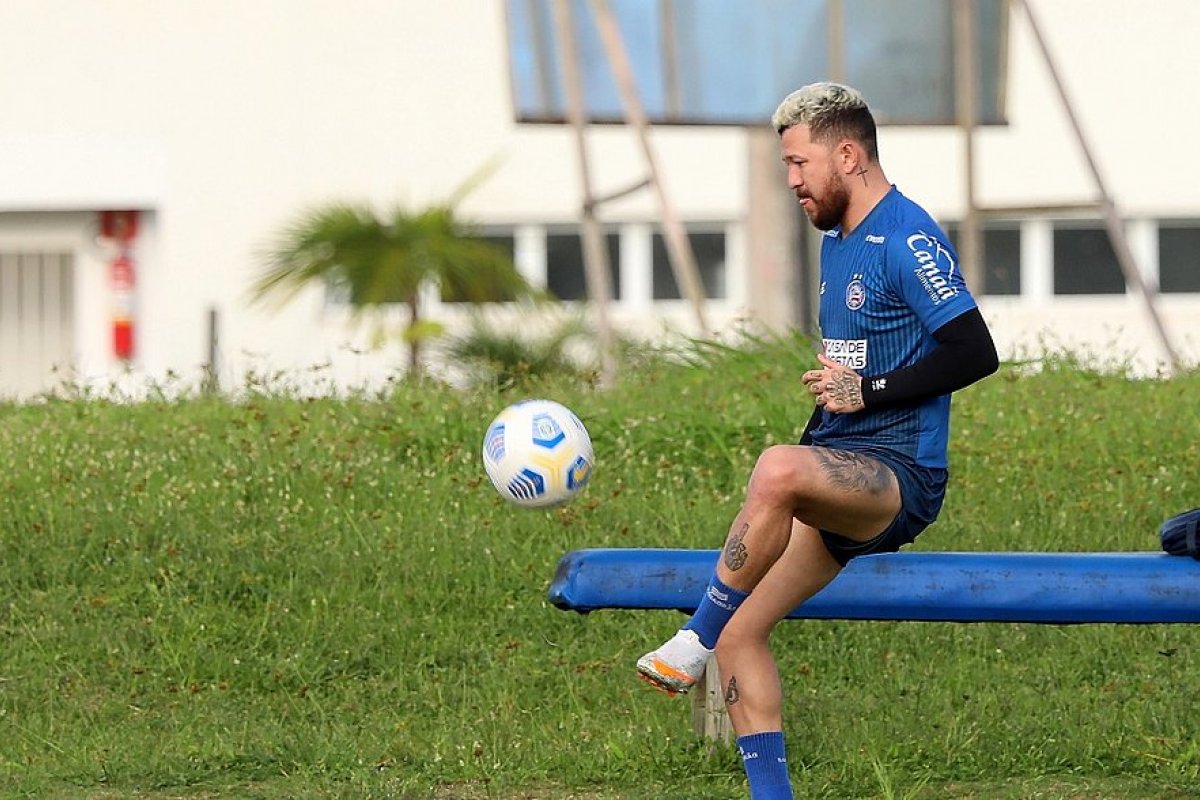Sob olhar do novo treinador, Bahia tenta voltar a vencer fora de casa contra Grêmio