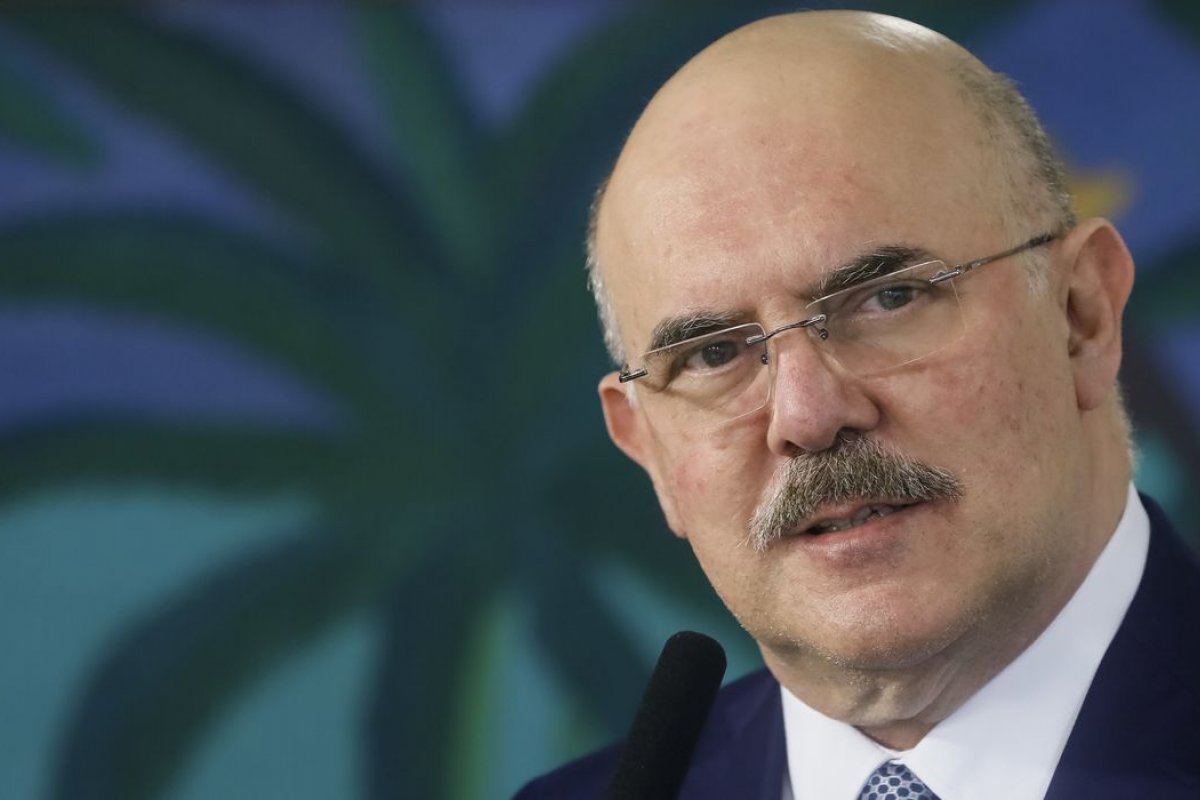 Ministro da Educação critica endividamento de universitários e diz que "não tem emprego"