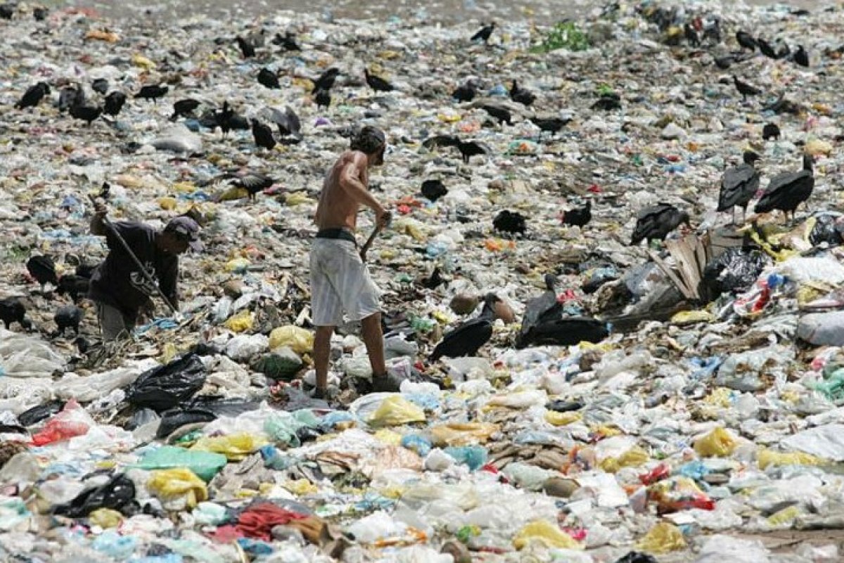 Moradores e crianças em lixão à céu aberto são motivos de ação civil pública na Bahia