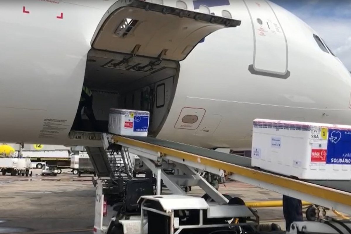 Bahia recebe 170 mil doses da vacina contra a Covid-19 neste domingo (22)