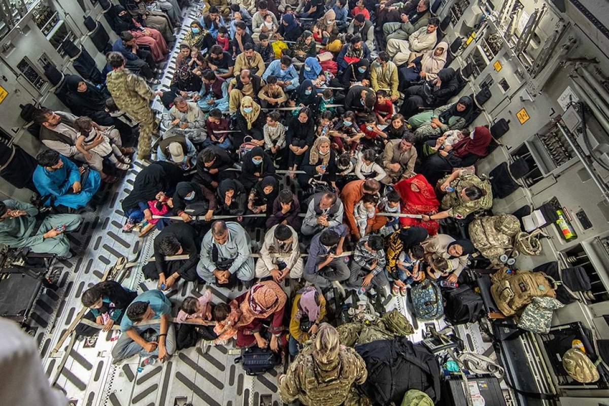 Em tentativa de embarque, 7 pessoas morrem nos arredores do Aeroporto de Cabul, no Afeganistão