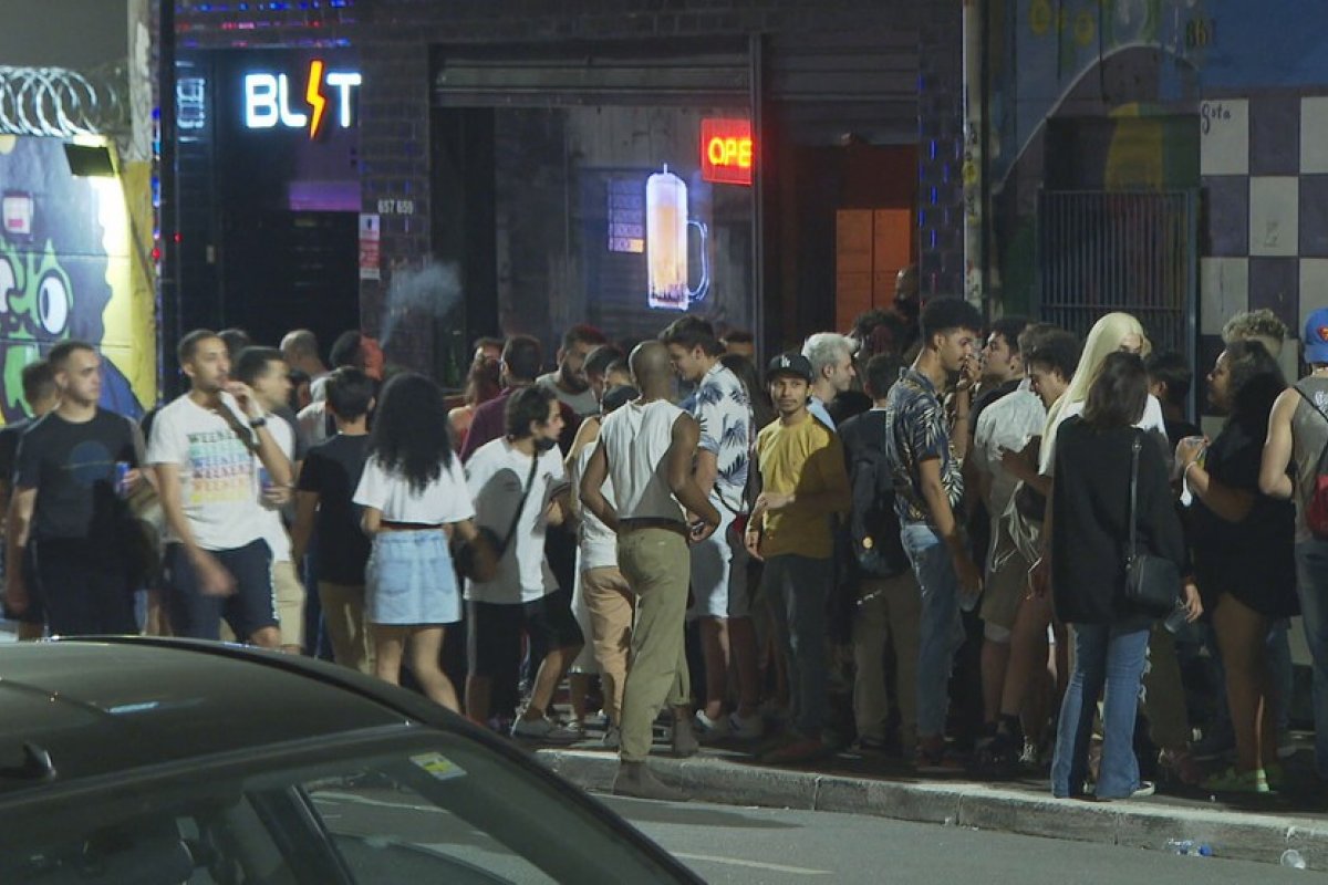 SP tem aglomeração de pessoas sem máscaras em bares no 1º final de semana sem restrições na quarentena
