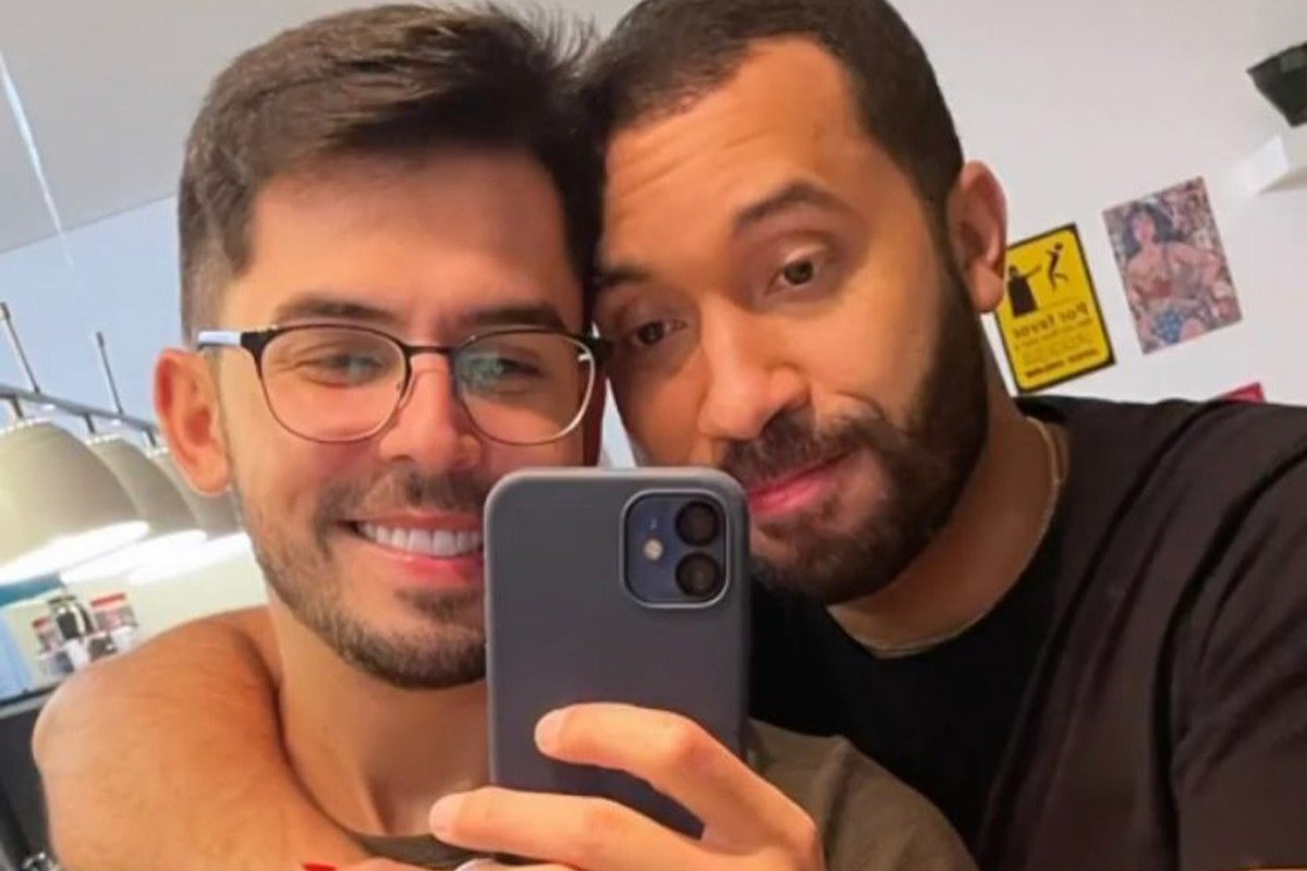 Namorado de Gil do Vigor posa abraçado com o ex-BBB