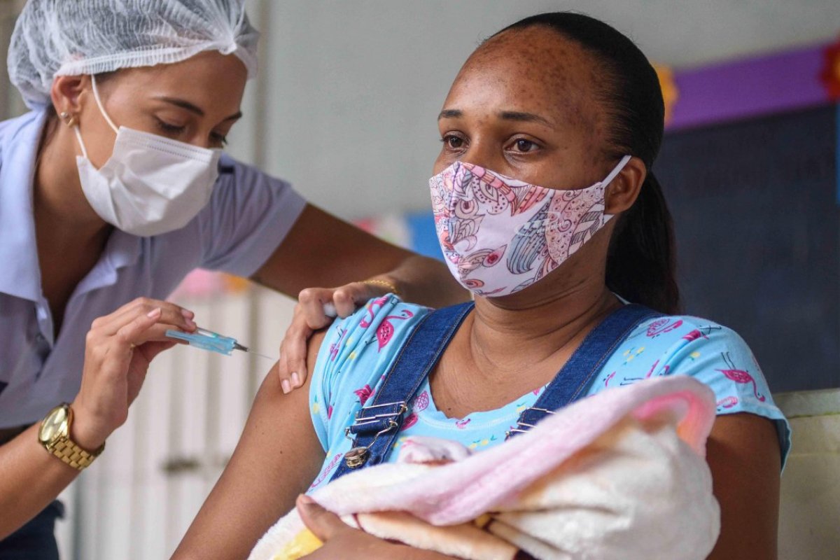 Salvador: vacinação contra Covid-19 nesta segunda (8) será para adolescentes com comorbidades