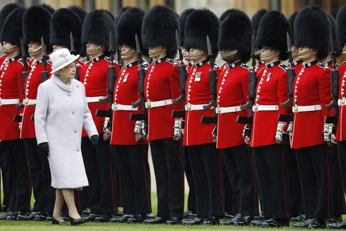 Guarda da Rainha Elizabeth é preso por abuso a novos recrutas com sex toy