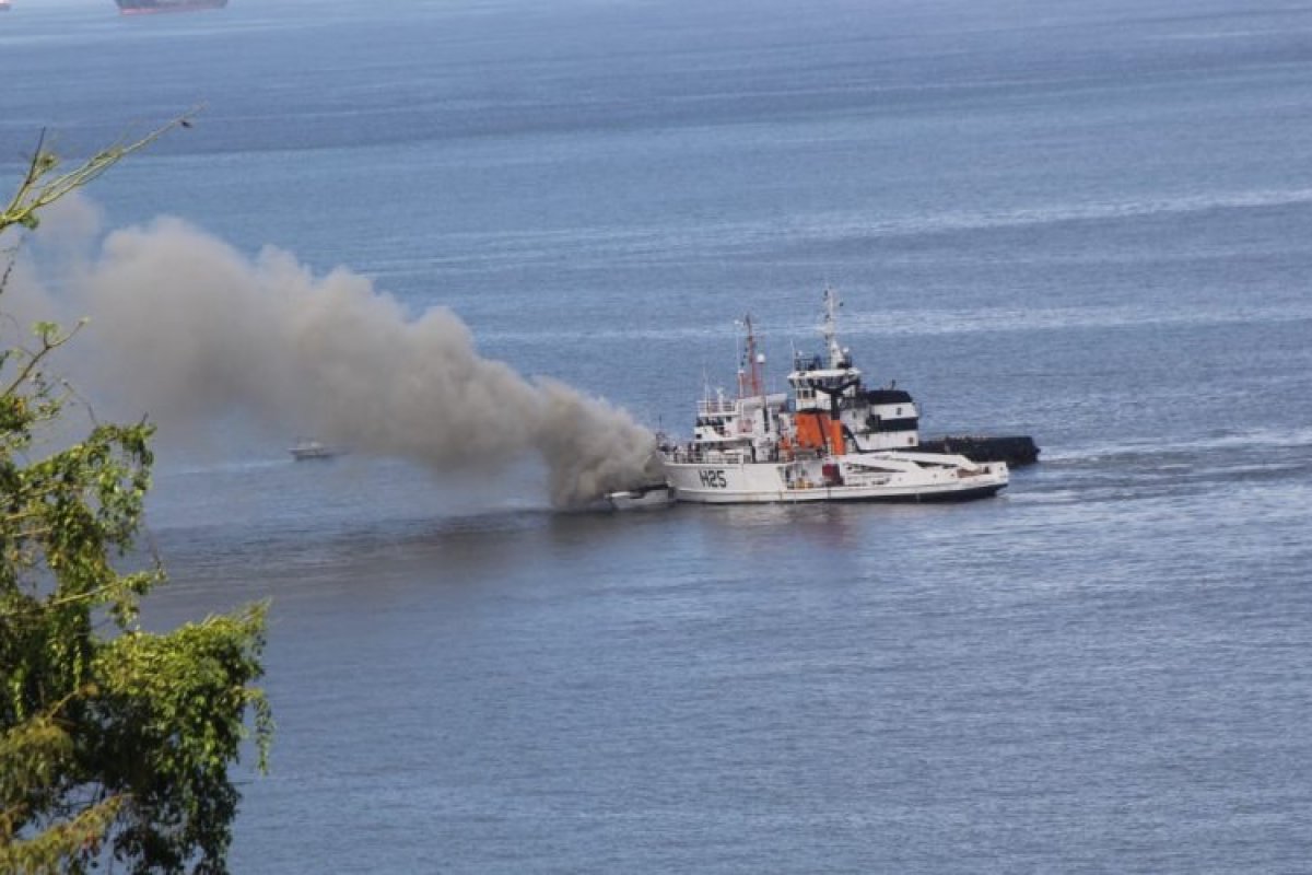 Incêndio em lancha não deixa vítimas