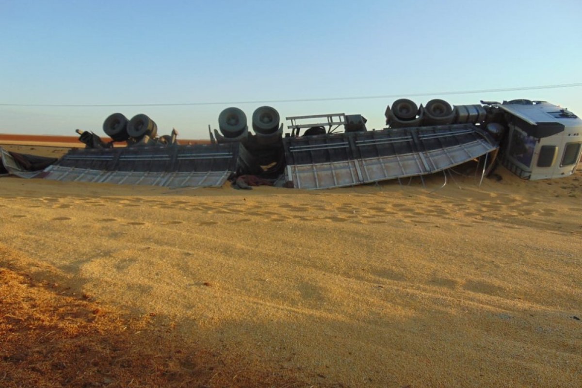 Motorista fica ferido após carreta tombar na Bahia