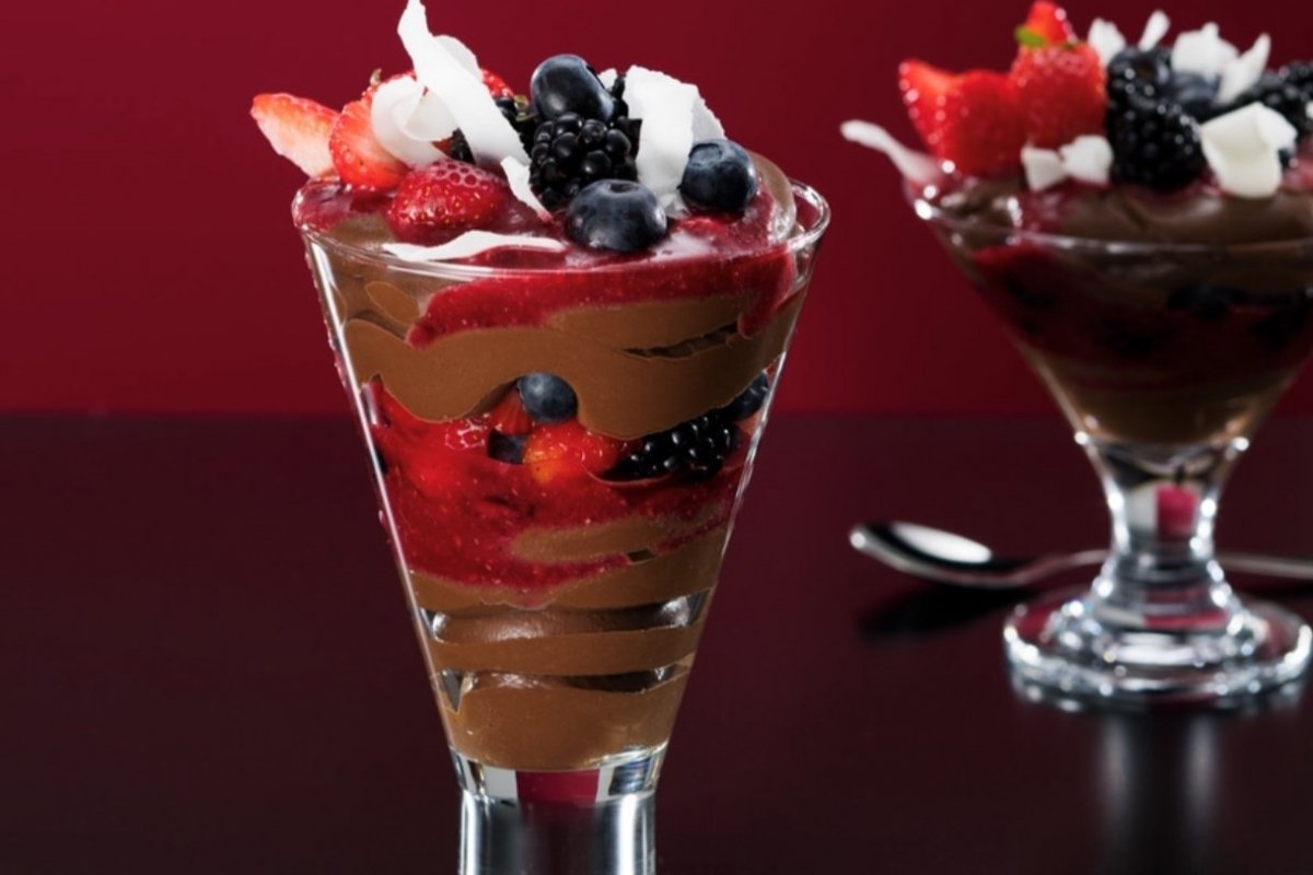 Aprenda a fazer com Renata Baldin, da Cacau Vanilla um delicioso Parfait de chocolate com frutas vermelhas