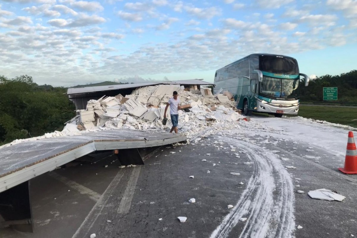 Baú de carreta que transportava gesso tomba na BR-324 nesta terça-feira (24)